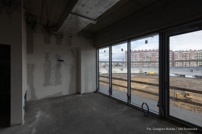 zdjęcie z uroczystego wmurowania symbolicznego kamienia węgielnego na terenie budowy Podkarpackiego Centrum Lekkiej Atletyki w Rzeszowie, fot. Grzegorz Bukała, Urząd Miasta Rzeszowa